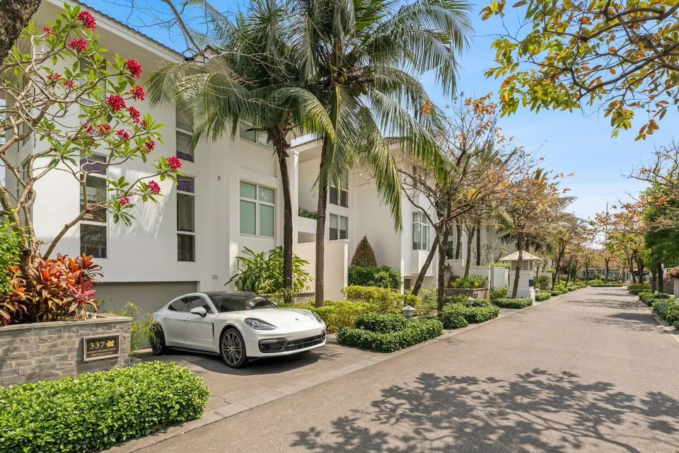Representative exterior photography for the Doral property